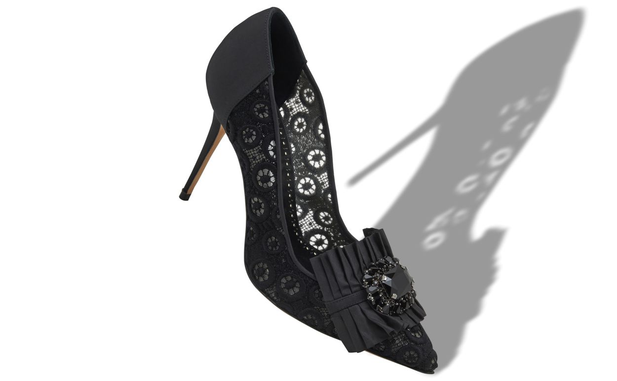 Pumps in pizzo nero con decorazioni in gioiello