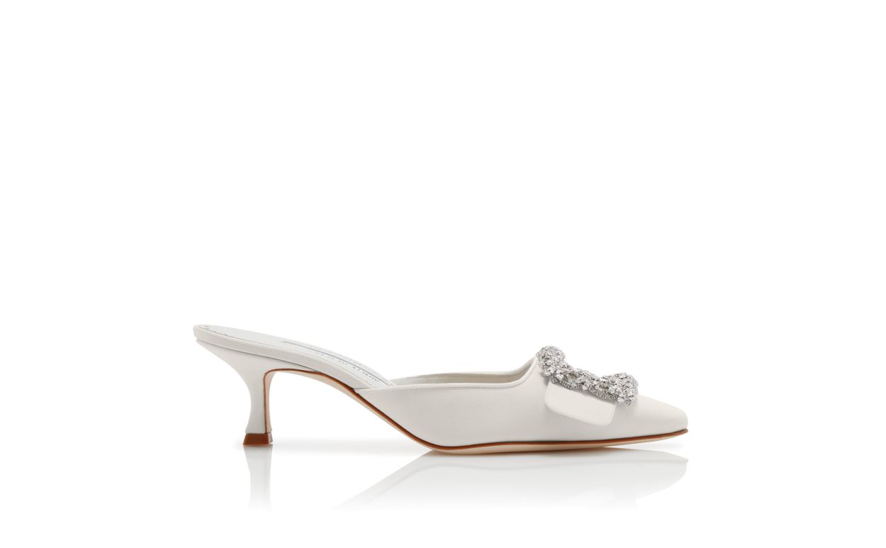 Mules in raso bianco con fibbia di cristallo