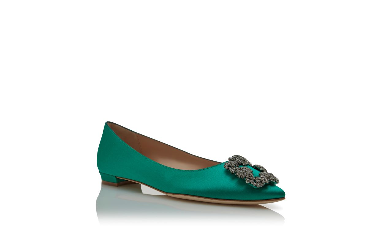 Pumps piatte in raso verde con fibbia gioiello