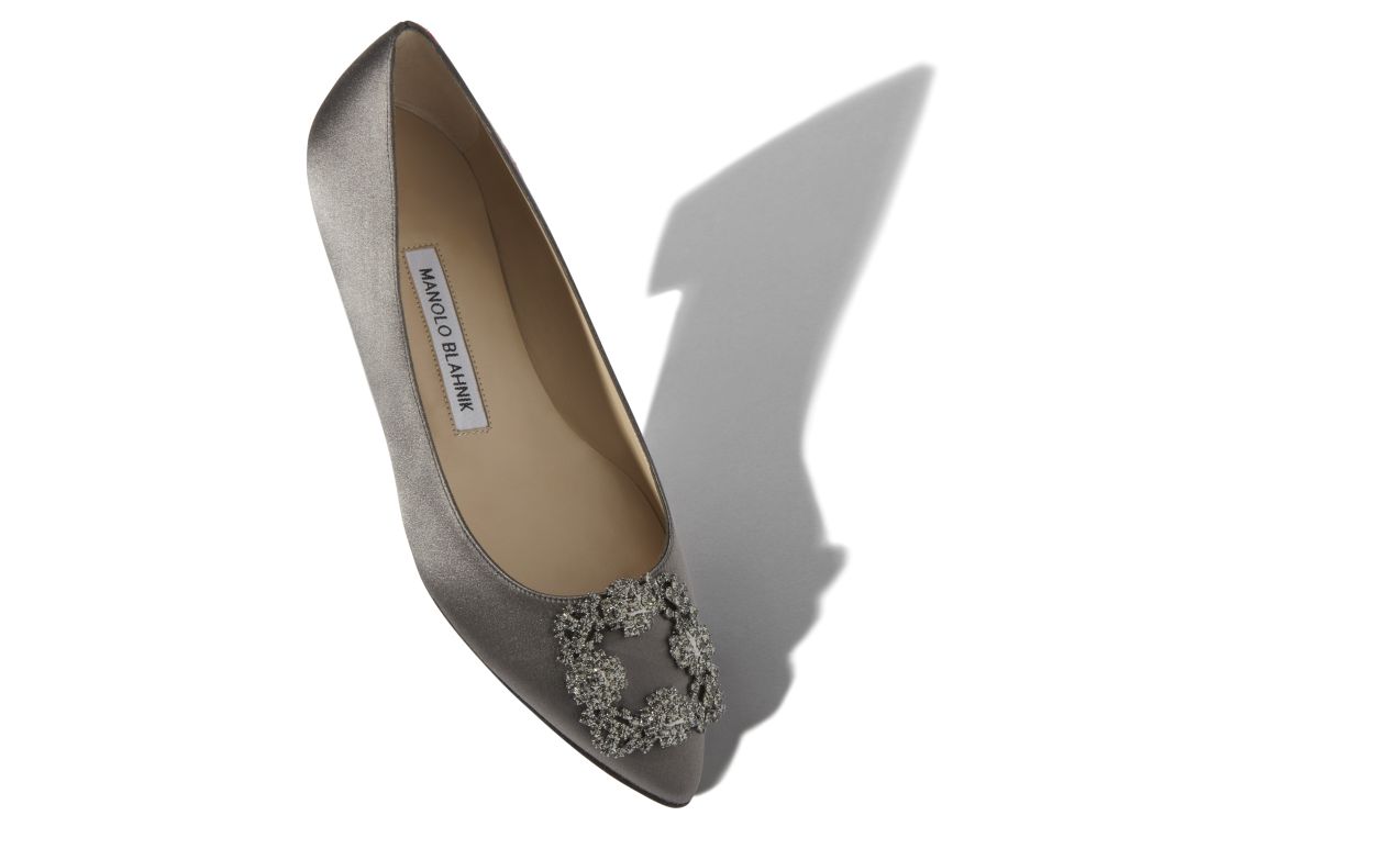 Pumps piane con fibbia in cristallo in raso grigio