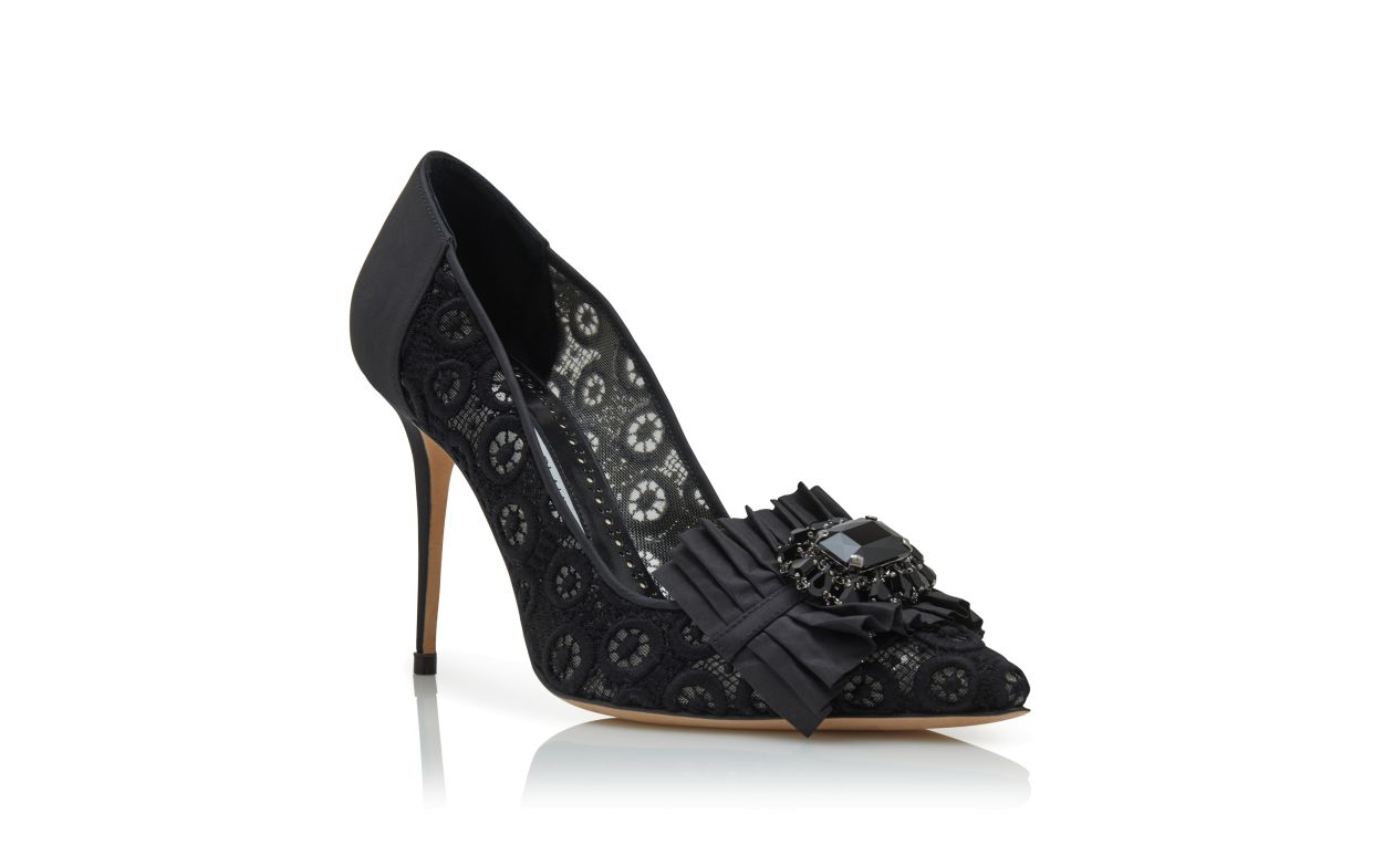 Pumps in pizzo nero con decorazioni in gioiello