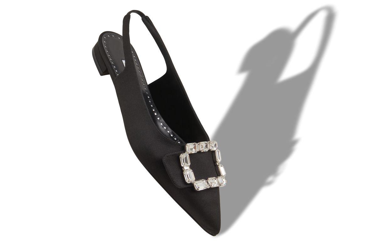 Pumps piane con fibbia in cristallo in raso nero