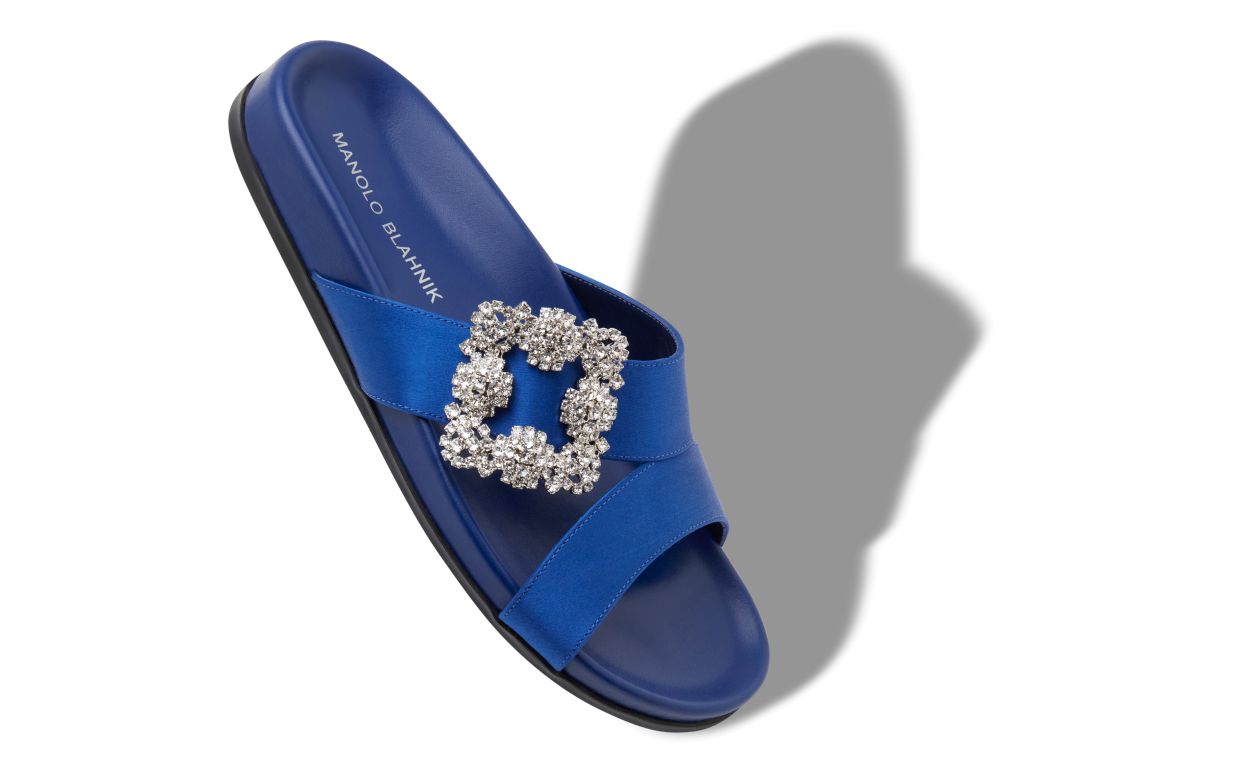 Mule piatte in satin blu con fibbia gioiello