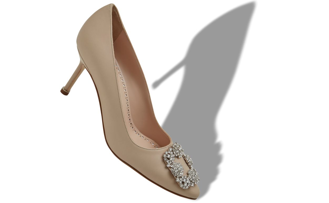 Pumps in pelle di vitello beige chiaro con fibbia decorativa