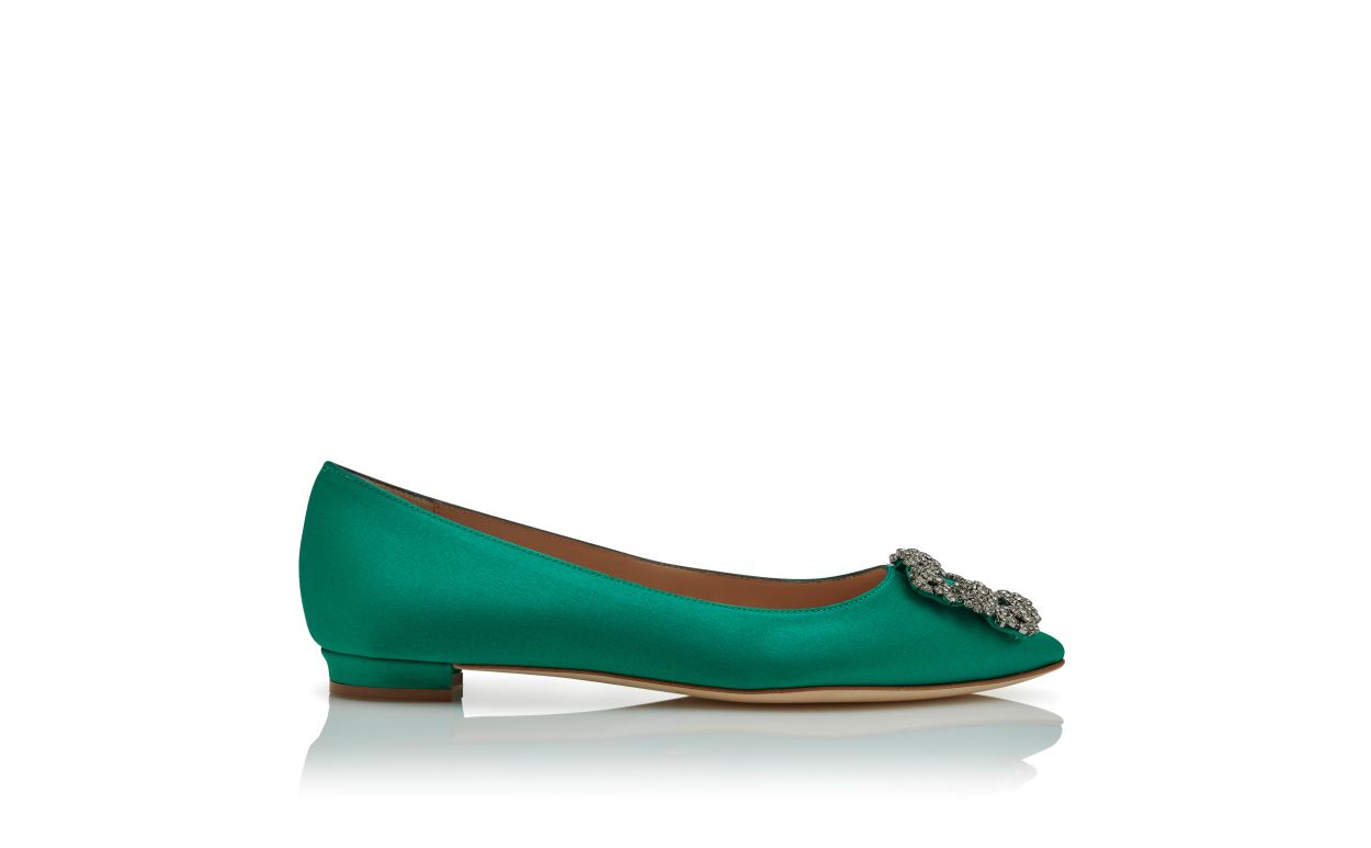 Pumps piatte in raso verde con fibbia gioiello