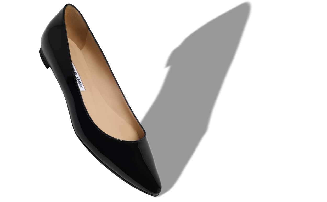 Pumps piane in pelle lucida nera con punta affilata