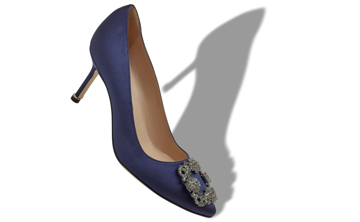 Pumps con fibbia in vetro di giada in satin blu notte