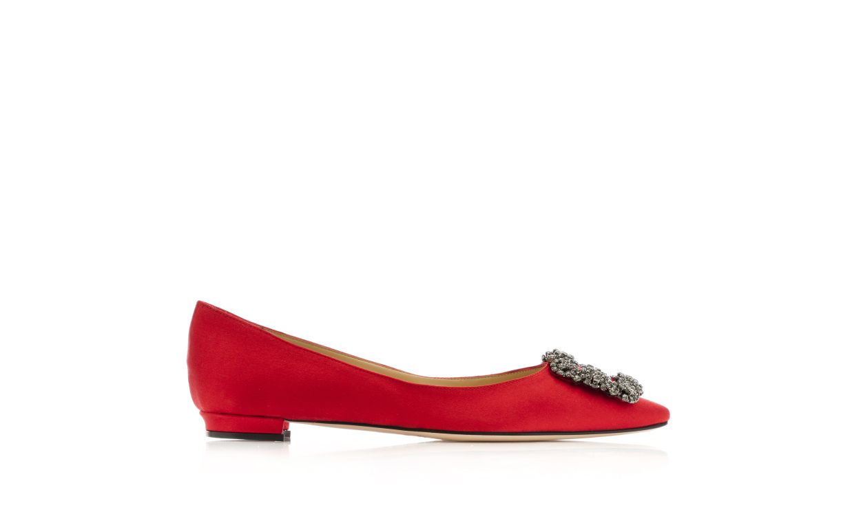 Pumps piatte in raso rosso con fibbia gioiello