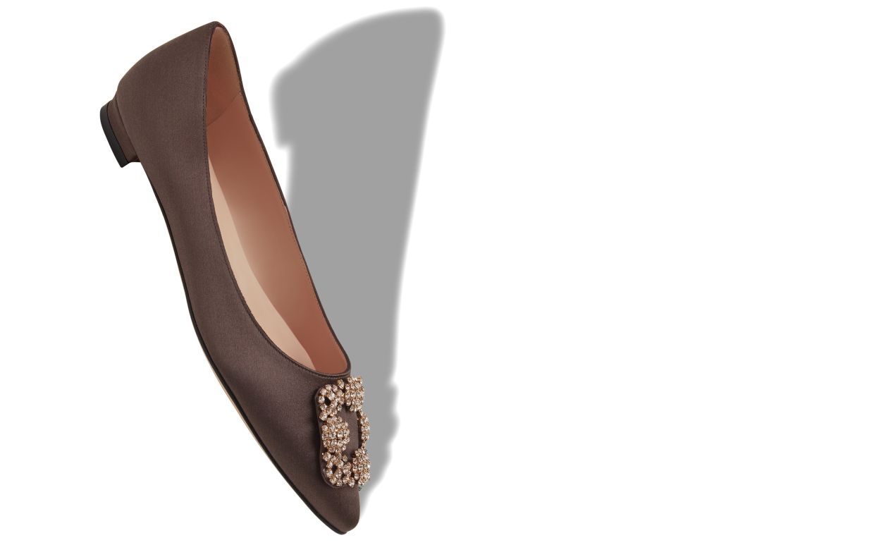 Pumps piatte con fibbia in cristallo in raso marrone