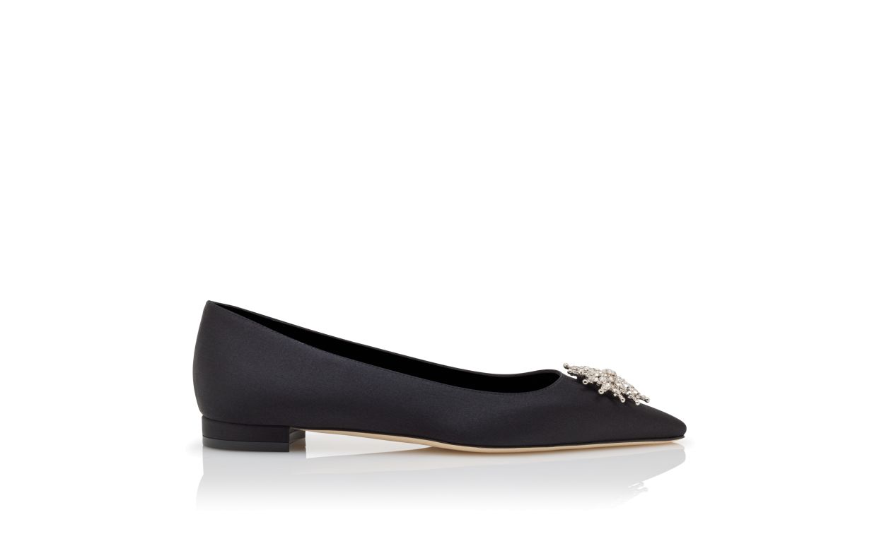 Pumps piane in raso nero con applicazioni di cristalli