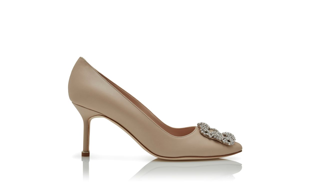 Pumps in pelle di vitello beige chiaro con fibbia decorativa