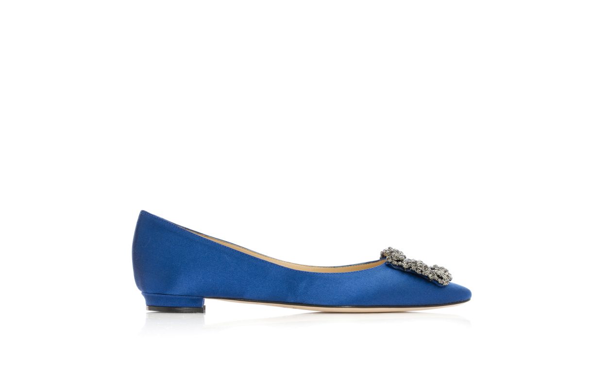 Pumps piatte in satin blu con fibbia gioiello