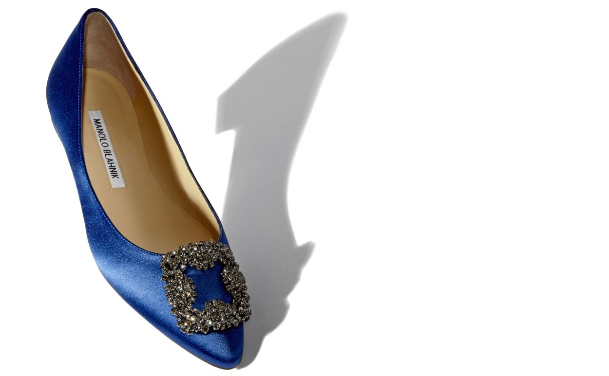 Pumps piatte in satin blu con fibbia gioiello