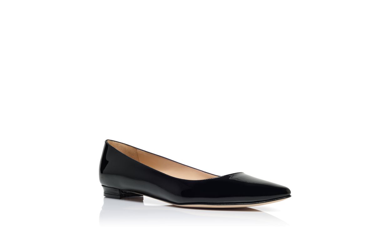 Pumps piane in pelle lucida nera con punta affilata