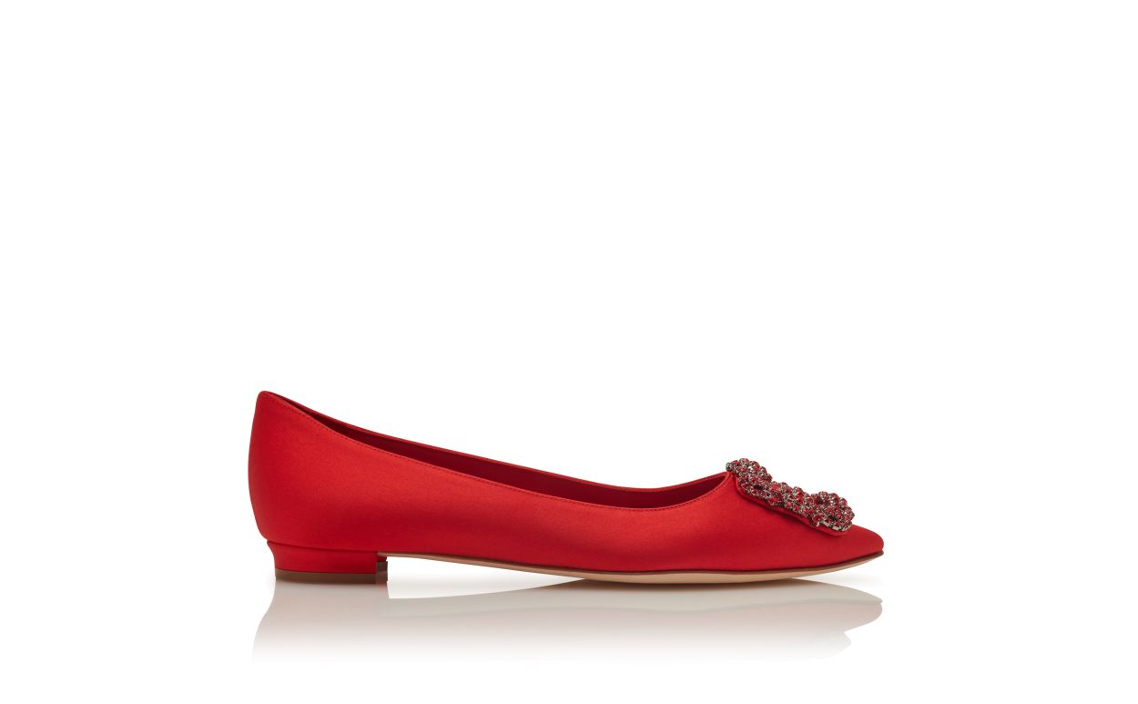 Pumps piatte in satin rosso con fibbia gioiello