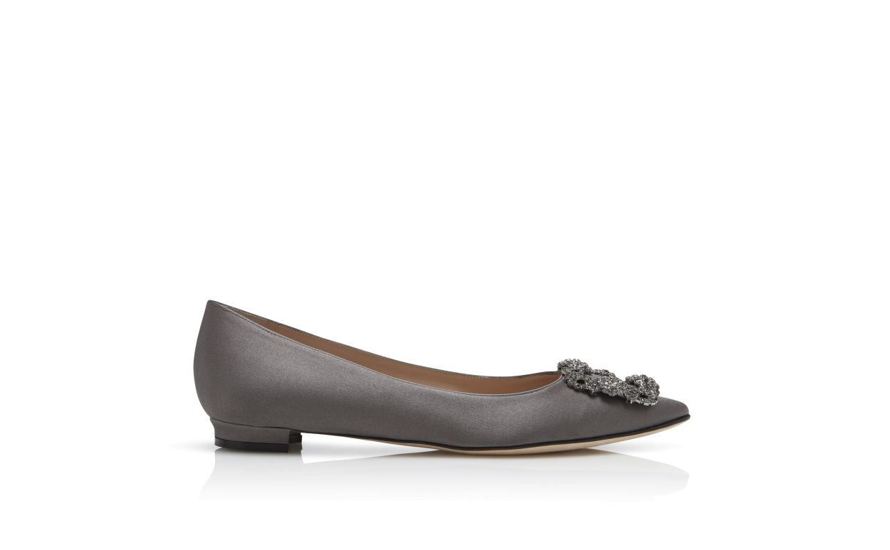 Pumps piane con fibbia in cristallo in raso grigio