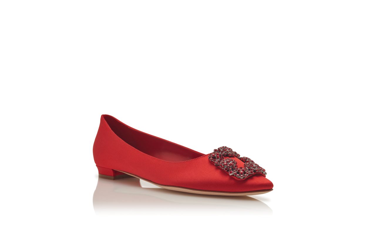 Pumps piatte in satin rosso con fibbia gioiello